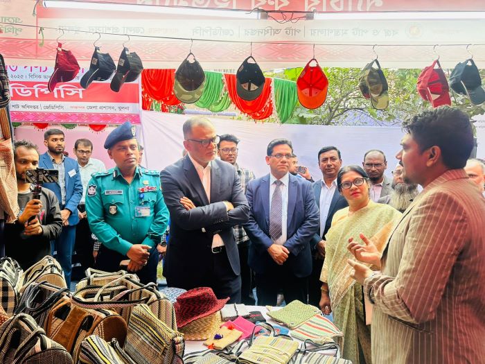 পাটের সম্ভাবনা কাজে লাগাতে বহুমুখীকরণের উদ্যোগ: বস্ত্র ও পাট উপদেষ্টা